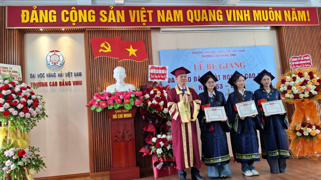 PGS. TS. Đỗ Quang Khải - Bí thư Đảng uỷ, Hiệu trưởng Trường Cao đẳng VMU trao bằng tốt nghiệp cho các em