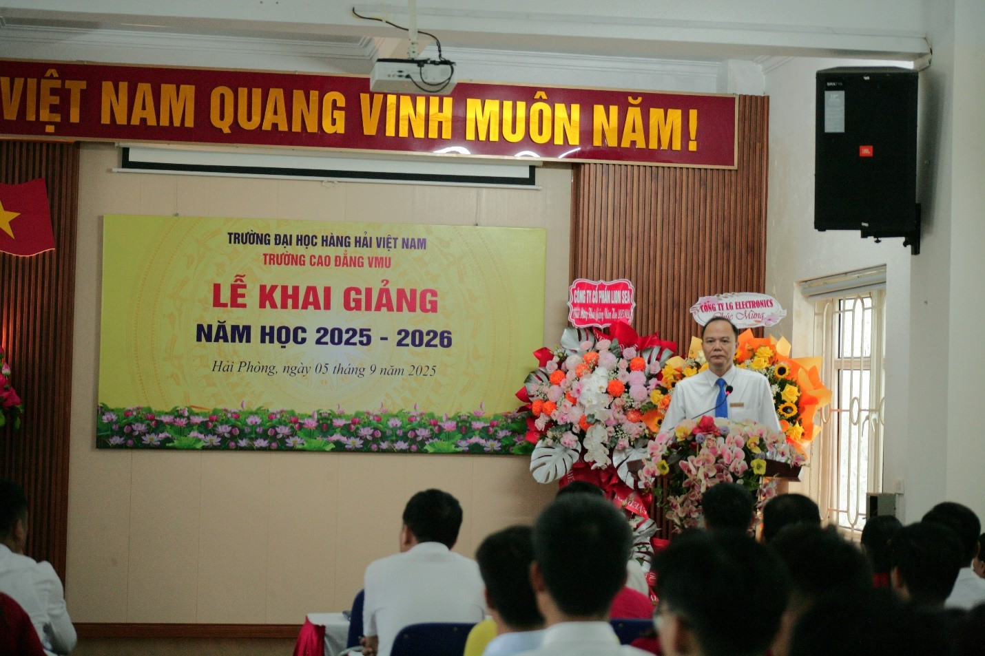 PGS. TS Đỗ Quang Khải – Bí thư Đảng bộ, Hiệu trưởng nhà trường phát biểu tại buổi lễ