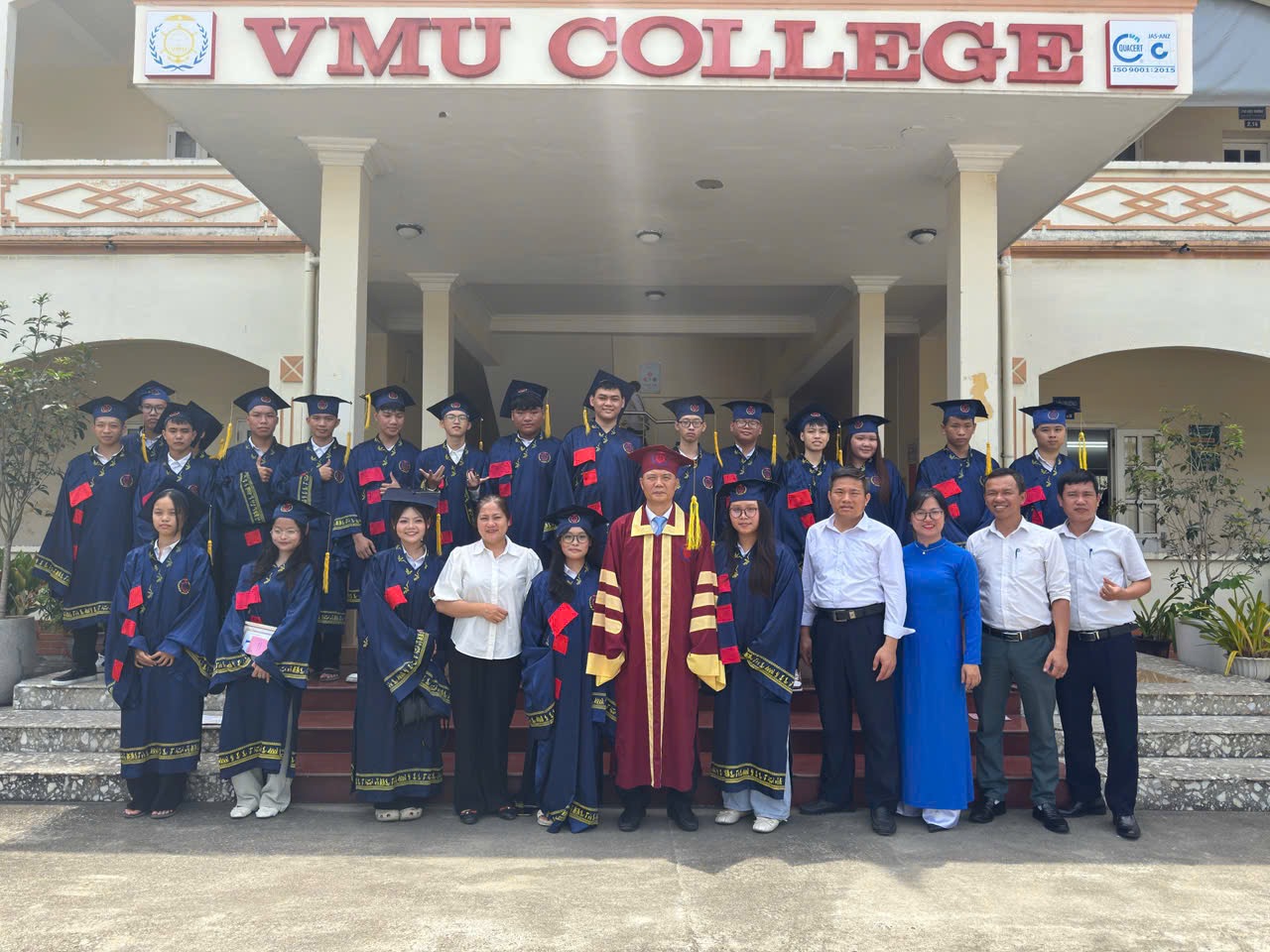 Cách thầy cô cùng các em học sinh chụp ảnh kỷ niệm