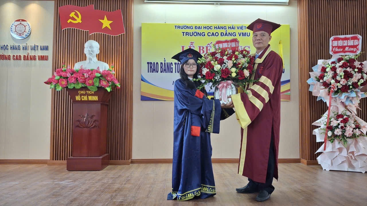 Thầy PGS. TS. Đỗ Quang Khải – Bí thư Đảng uỷ, Hiệu trưởng Trường Cao đẳng VMU nhận hoa chúc mừng Thầy PGS. TS. Đỗ Quang Khải – Bí thư Đảng uỷ, Hiệu trưởng Trường Cao đẳng VMU nhận hoa chúc mừng