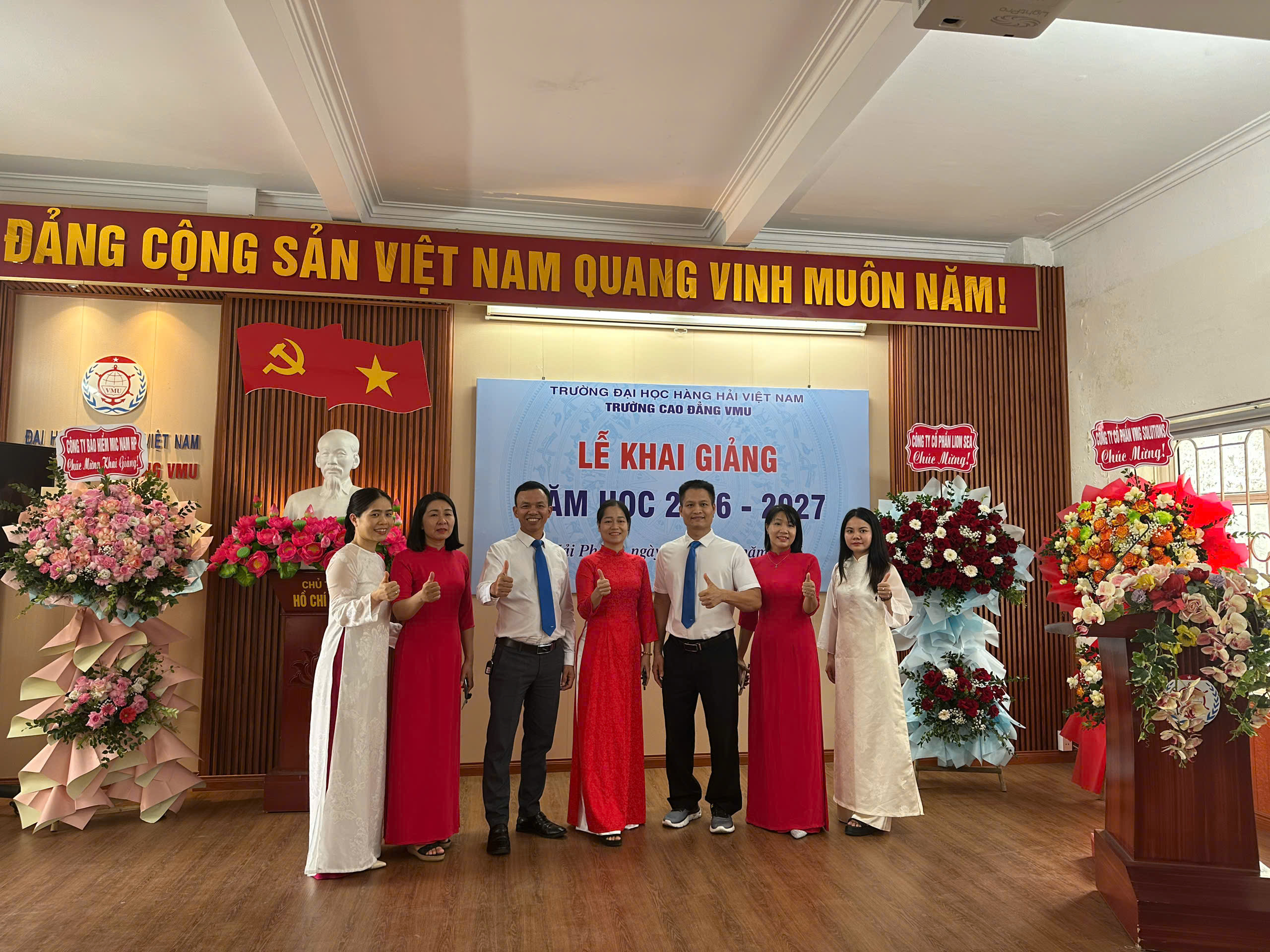 Thầy và trò Trường Cao đẳng VMU chụp ảnh lưu niệm mừng năm học mới)