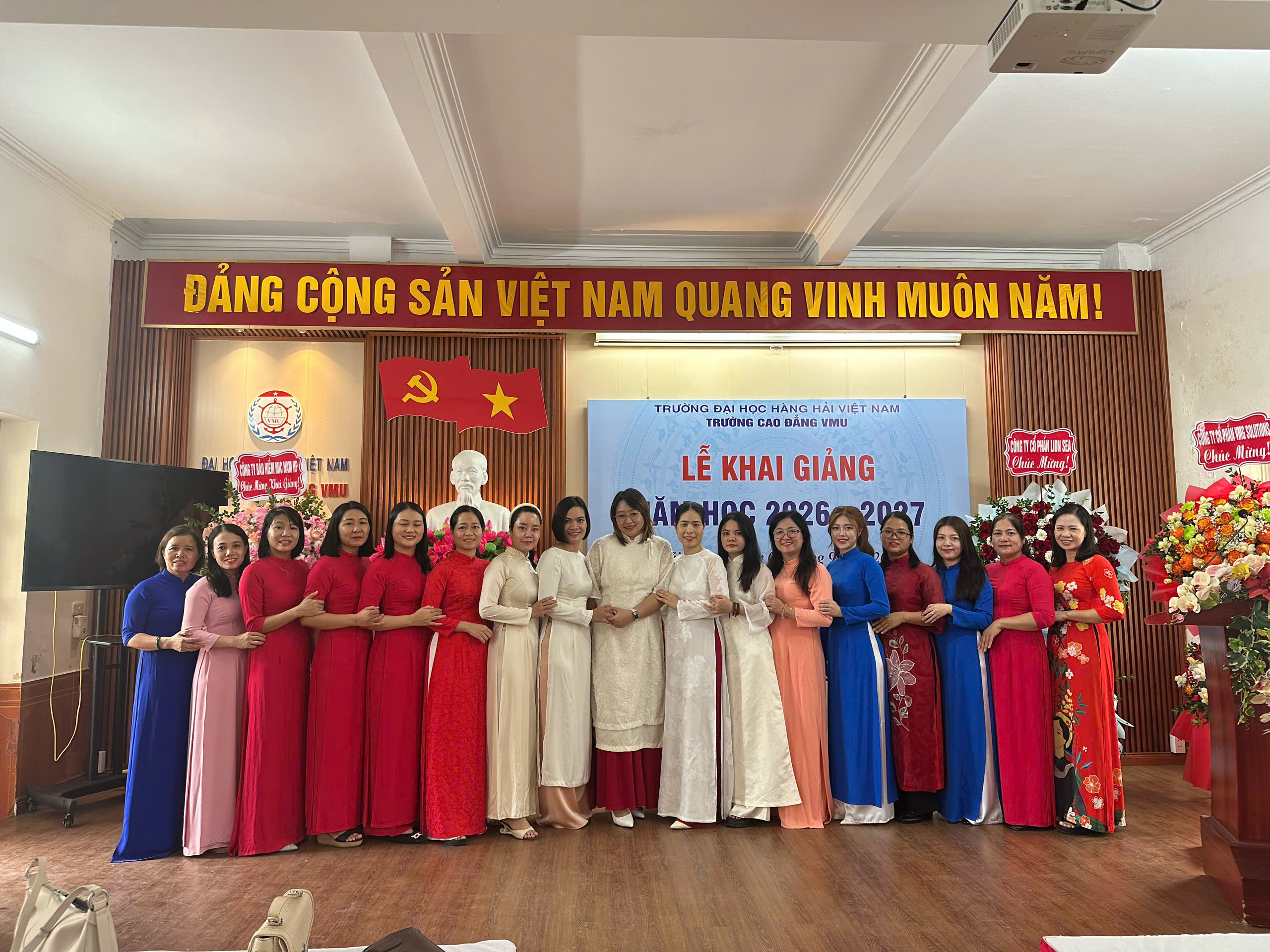Thầy và trò Trường Cao đẳng VMU chụp ảnh lưu niệm mừng năm học mới)