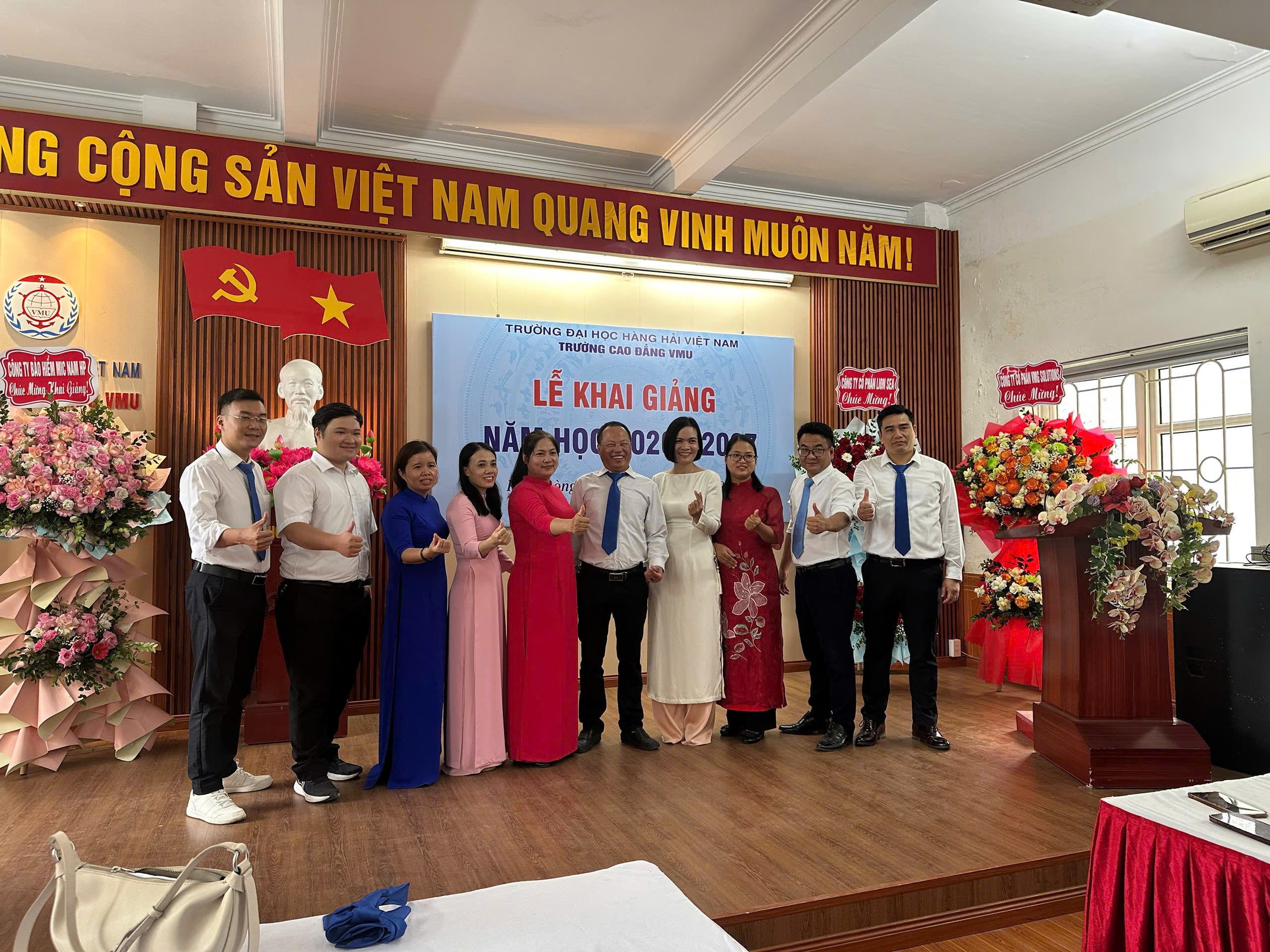 Thầy và trò Trường Cao đẳng VMU chụp ảnh lưu niệm mừng năm học mới)